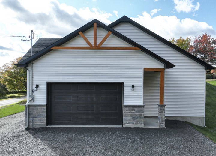 Vue-cote-Baril-Porte-garage-Maison-modele-2024-Constructions-Andre-Jacques-Warwick