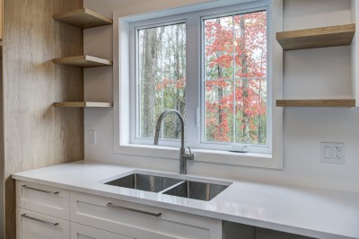 armoires-comptoir-quartz-ebenisterie-du-canton-maison-modele-2024-constructom